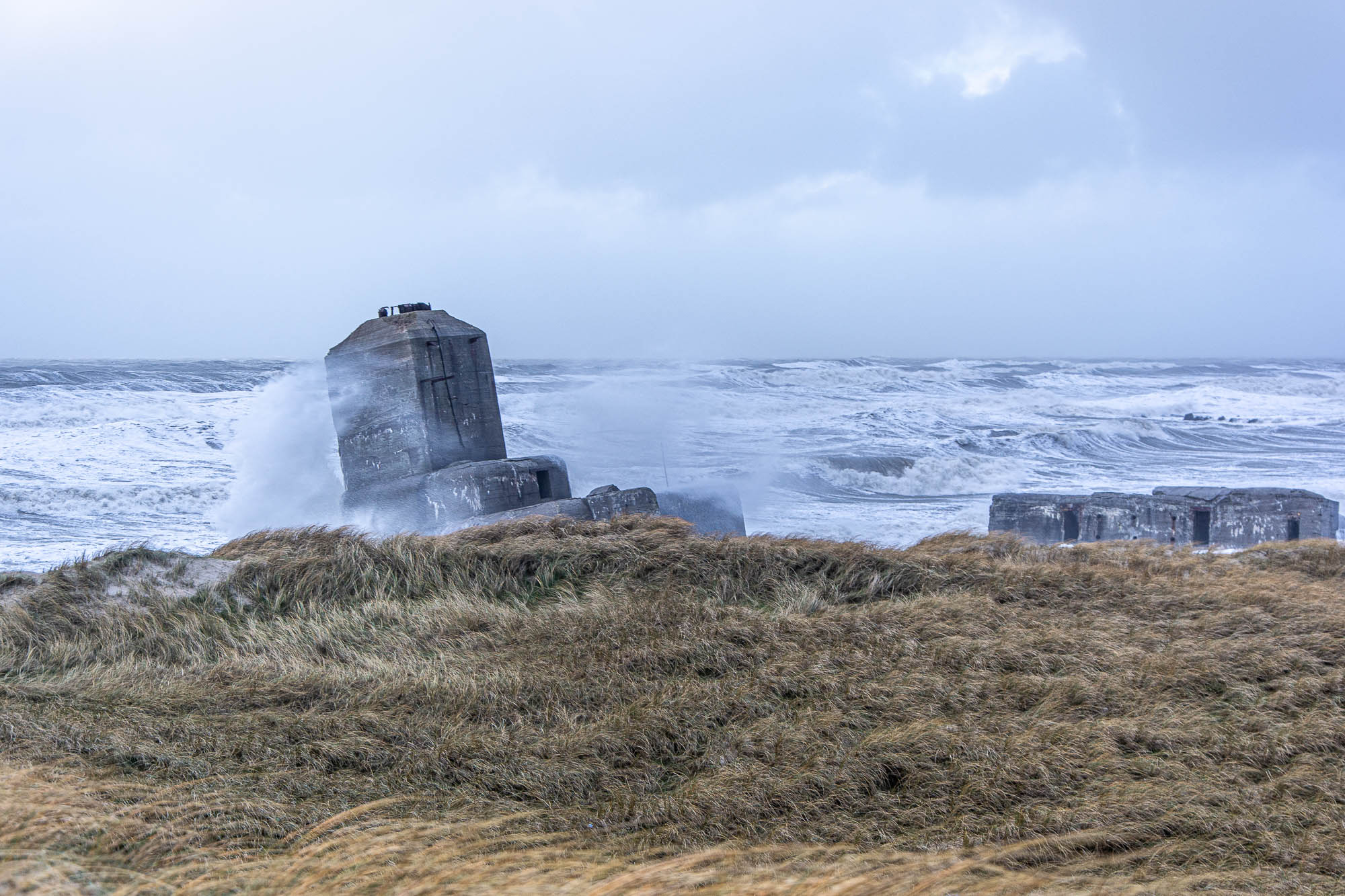 Sturm bei Agger – die Wellen schlagen über die Bunker an den Dünen hinweg