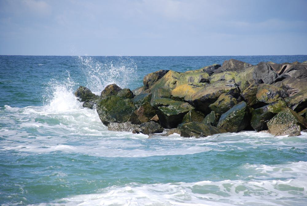 Bølger mod stenene ved Vesterhavet